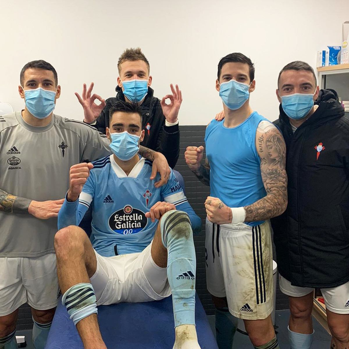 Iago Aspas y Hugo Mallo mantienen ua gran relación con sus panas Brais Méndez, Rubén Blanco y Santi Mina. Conforman el principal grupo del vestuario y ayer celebraban la victoria ante el Huesca así.