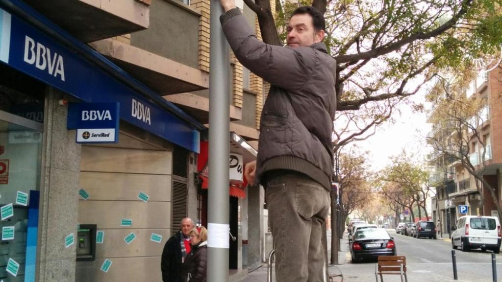 José Antonio cuelga el cartel electoral de Santiago Abascal.