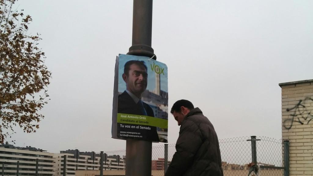 José Antonio cuelga sus propios carteles electorales.