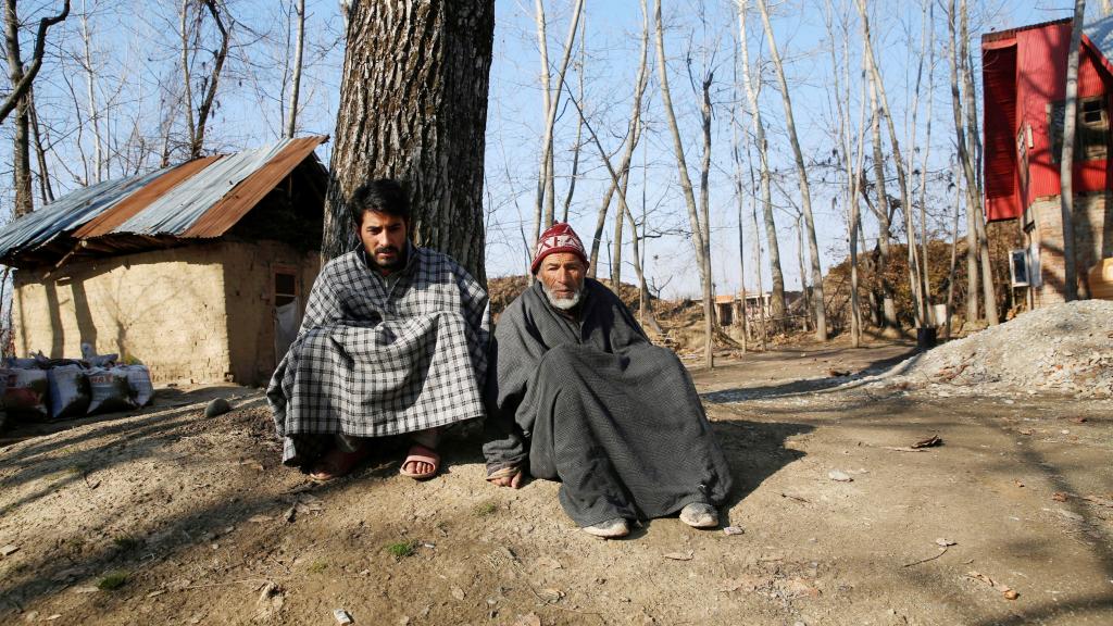 Sabzar Khan junto a su padre discapacitado.