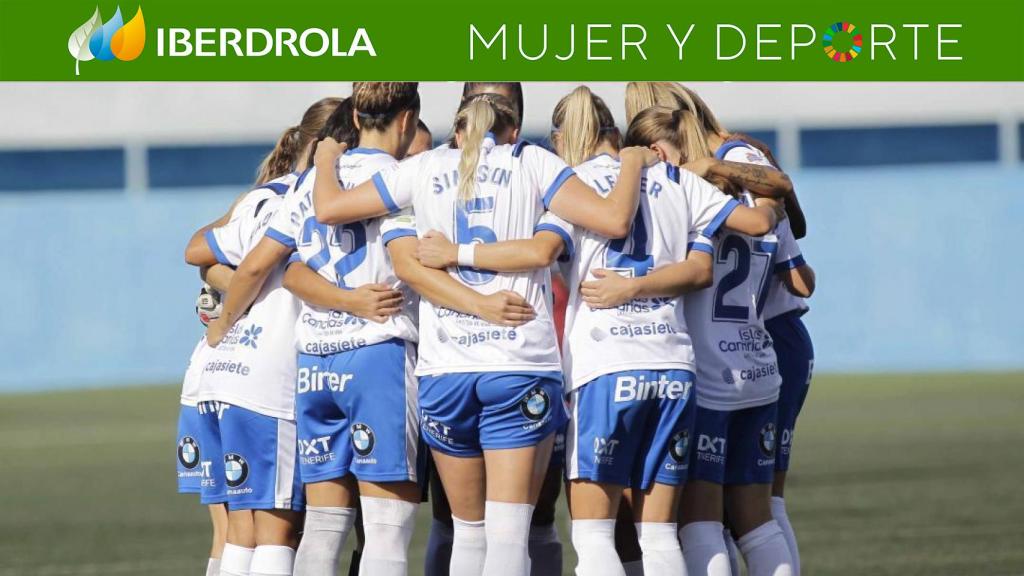 Piña de las jugadoras del Granadilla en la Primera Iberdrola durante la 2020/2021