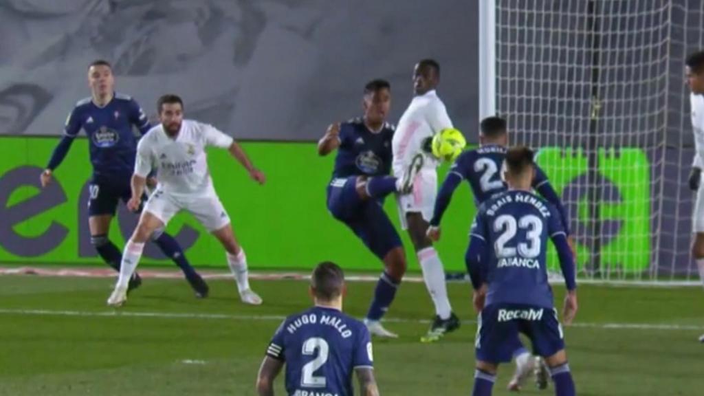 El VAR revisa un contacto del balón con el brazo de Mendy pero dictamina que no fue penalti