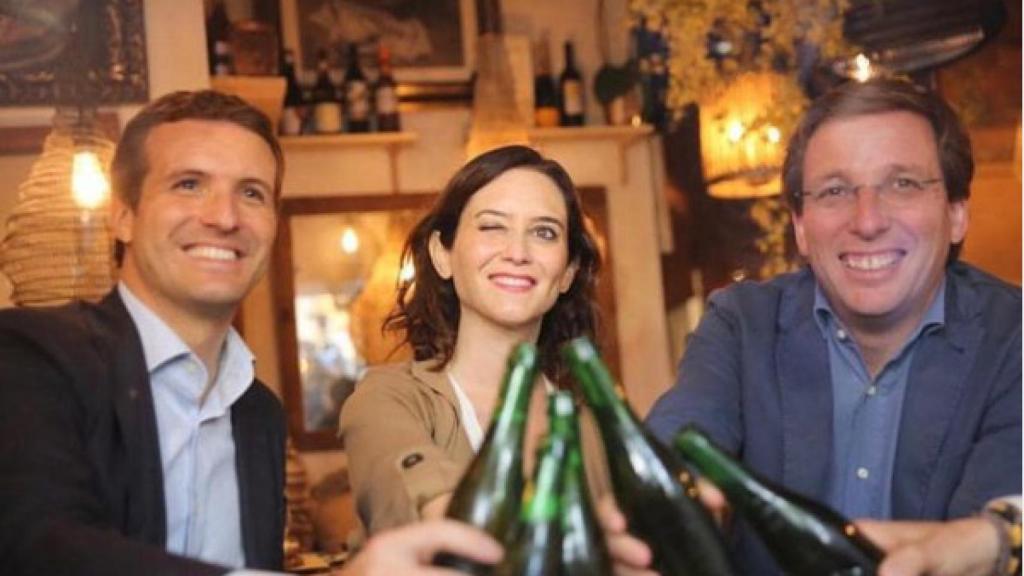 El líder del PP, Pablo Casado, junto a la presidente madrileña, Díaz Ayuso y el alcalde Martínez Almeida.