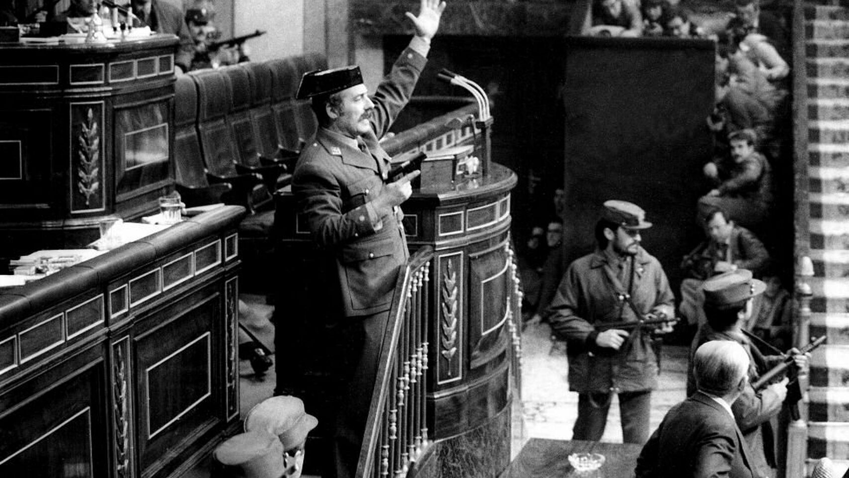 El teniente coronel Tejero irrumpe en el Congreso de los Diputados durante la investidura de Calvo Sotelo.