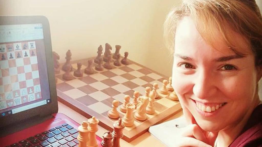 Sabrina Vega, ante un ordenador.