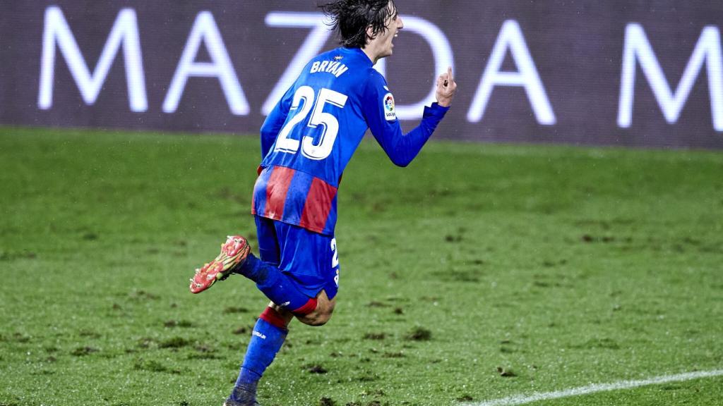 Bryan Gil celebra su gol