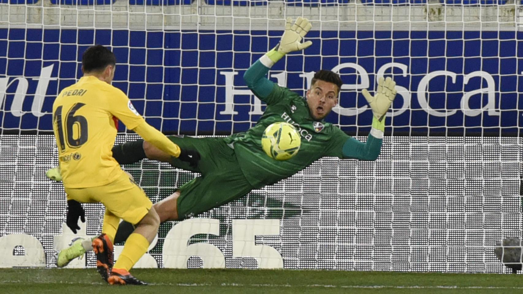 Pedri lanzando a portería