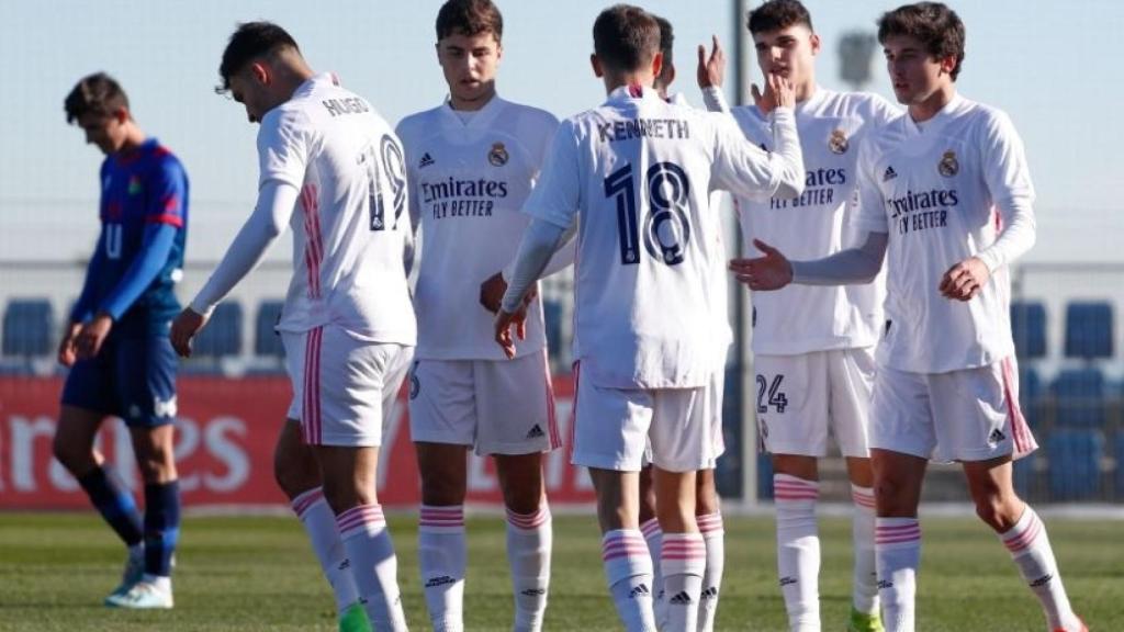 Los jugadores del Real Madrid Castilla celebran un gol