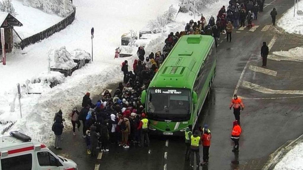 Imagen de Navacerrada este sábado en los accesos por carretera en la sierra de Madrid.