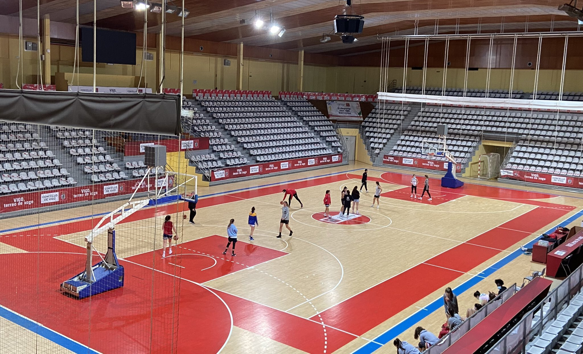 El Celta Baloncesto inauguró el año entrenando en Traviesas ayer y ya prepara el choque en casa ante Ibaizabal del miércoles.