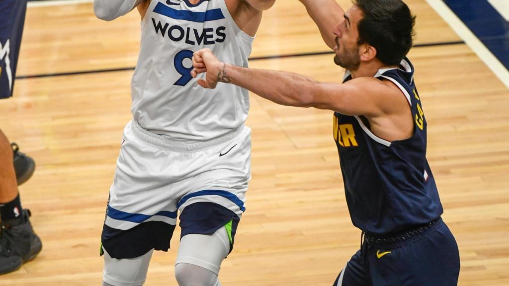 Facundo Campazzo tratando de parar a Ricky Rubio