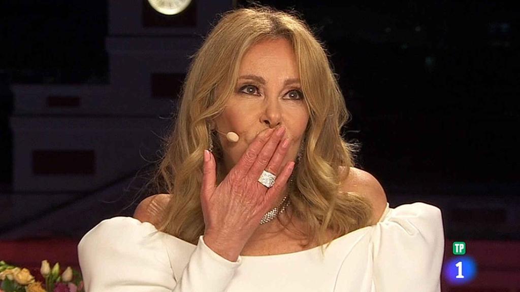 Ana Obregón mandó un beso al cielo durante las campanadas.