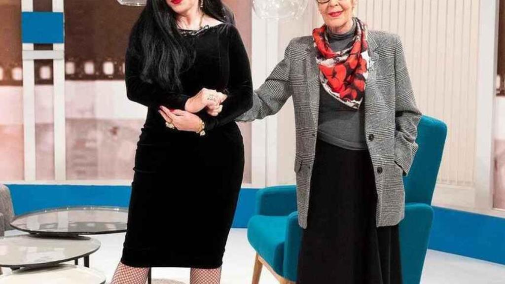 Alaska junto a Concha Velasco el día en que se produjo el relevo de 'Cine de barrio'.