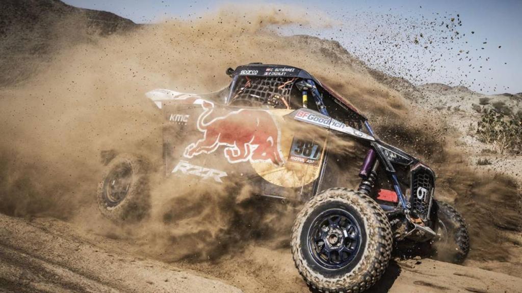 Cristina Gutiérrez sobre las dunas del Dakar