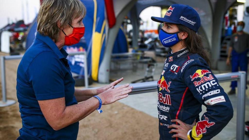 Cristina Gutiérrez charlando con Jutta Kleinschmidt