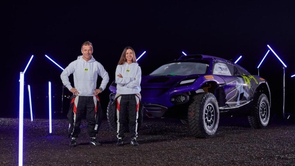 Sebastian Loeb y Cristina Gutiérrez junto a su coche de la Extreme E
