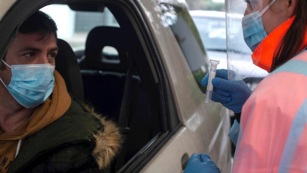 Una sanitaria realiza el test de saliva a un ciudadano durante un cribado selectivo de positivos por COVID-19 realizado en la localidad orensana de Verín.