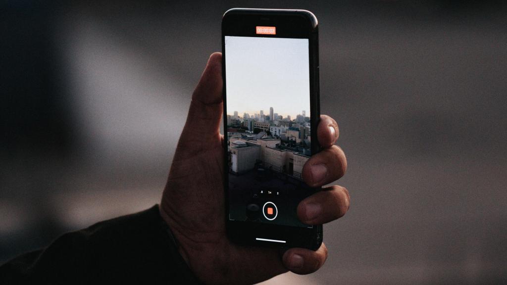 Las operadoras están obligadas a avisar con al menos un mes de antelación posibles cambios en sus tarifas a o desde Reino Unido. Foto: Nathan Dumlao para Unsplash.