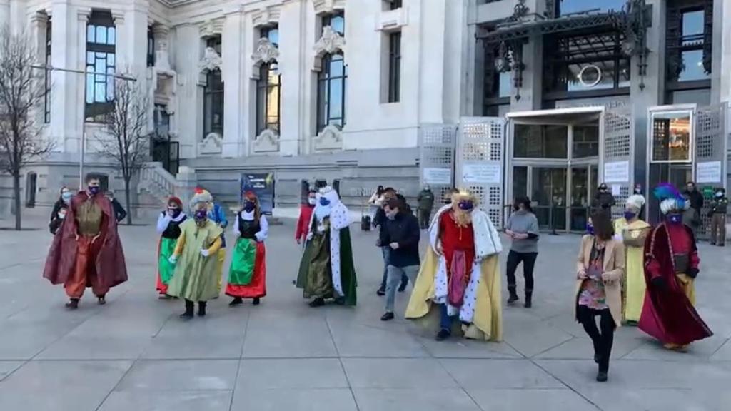 Almeida, Villacís y Levy, bailando con los Reyes Magos y su corte, en Madrid.
