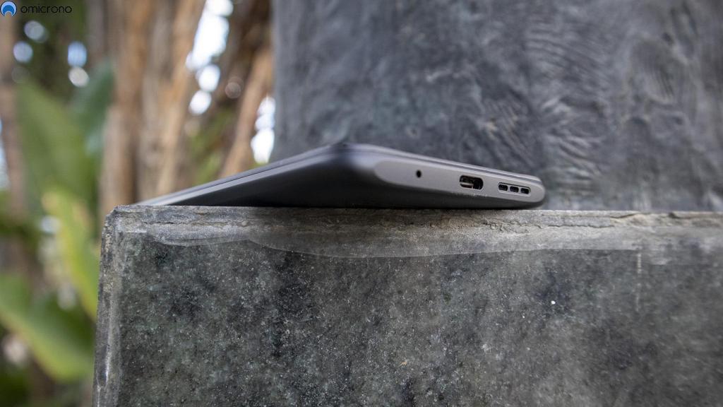 Por tener, tiene incluso USB-C.