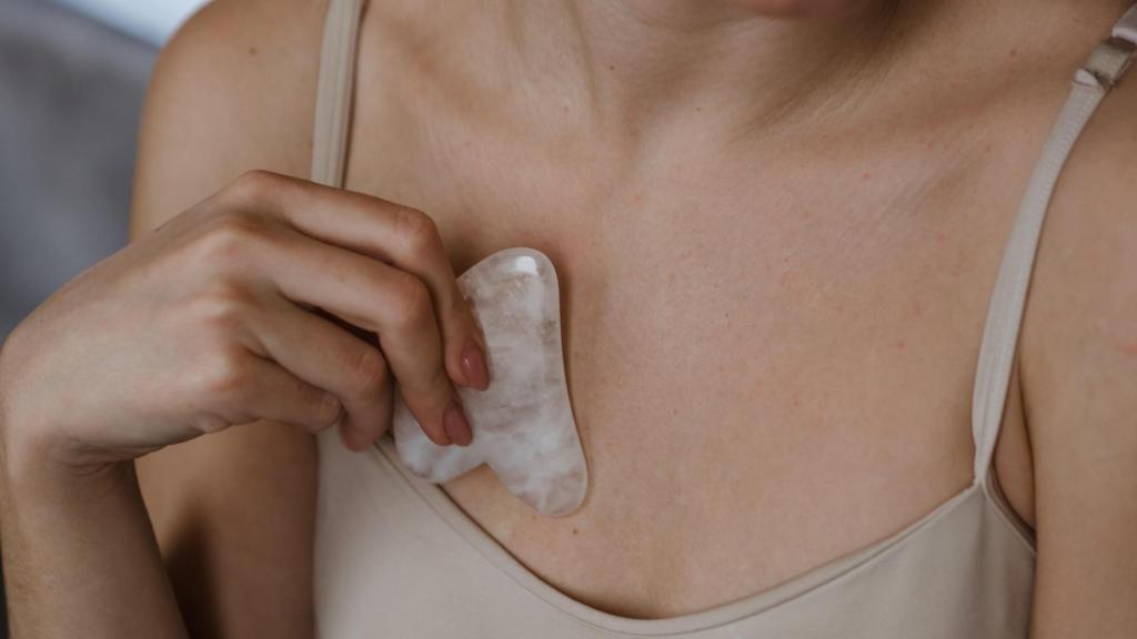 El método Gua Sha es eficaz eliminando las arrugas del escote o el cuello.