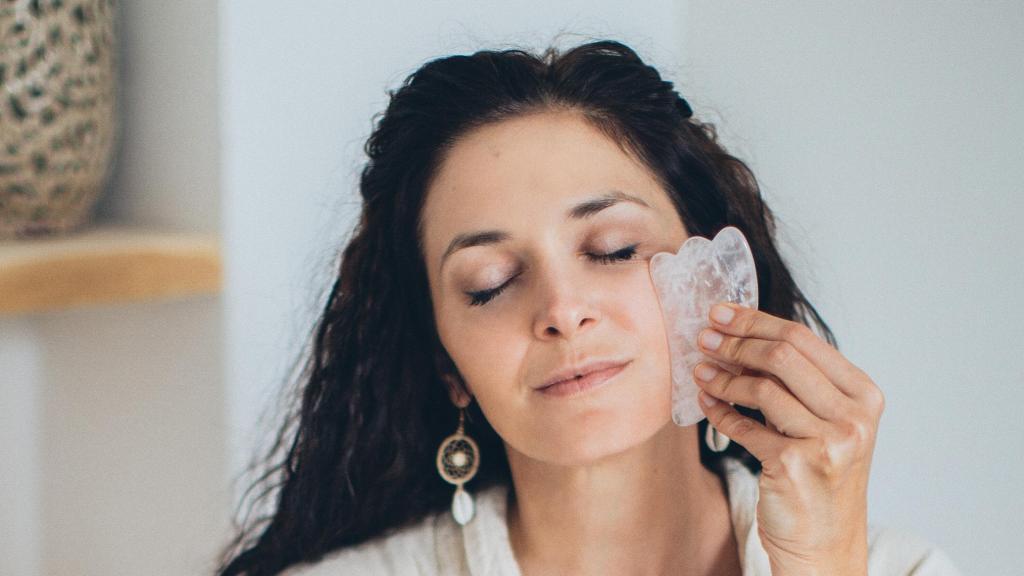 El Gua Sha se basa en realizar un masaje linfático que drena, reduciendo la propia inflamación.