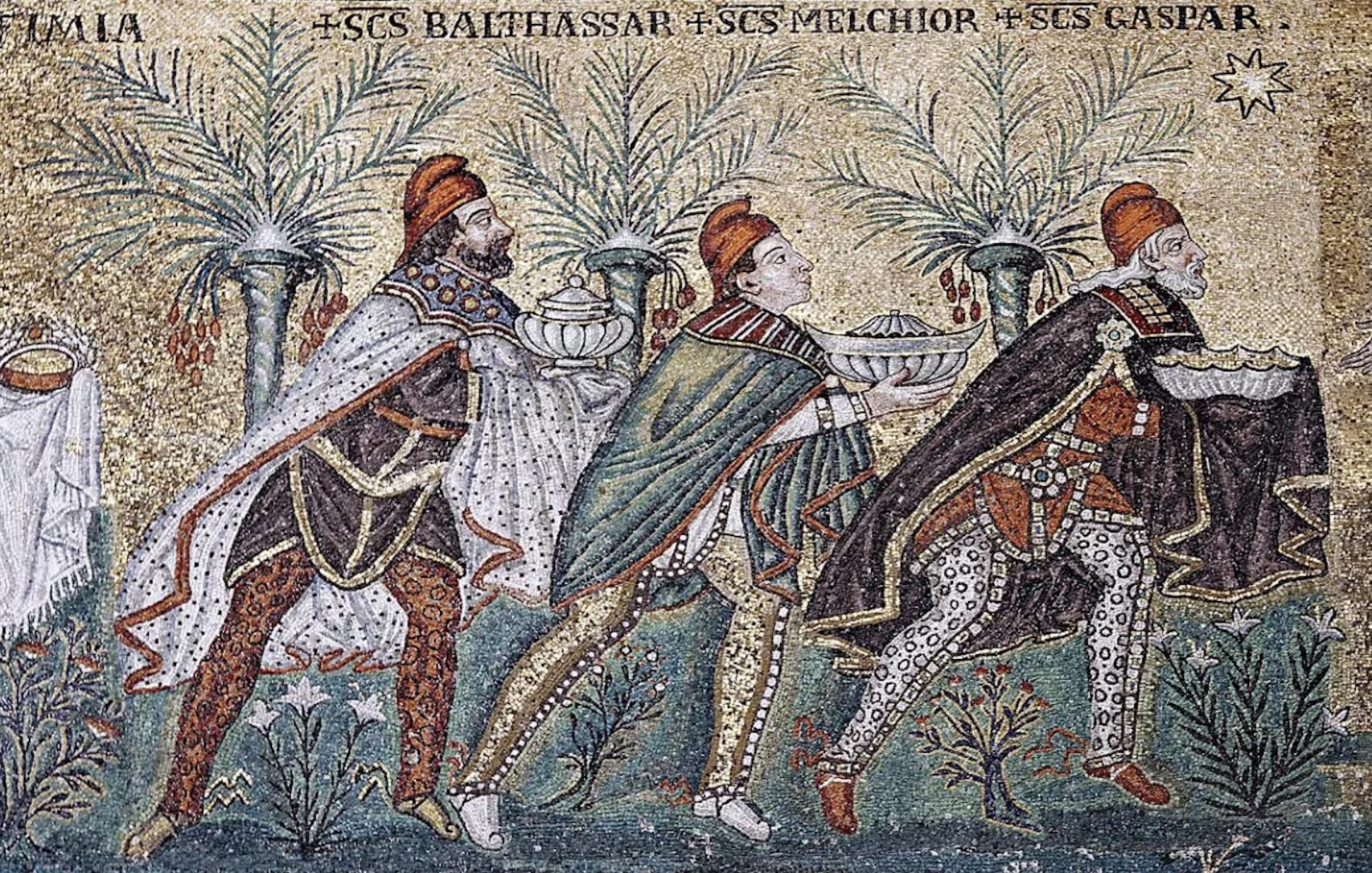 Los Reyes Magos, con gorros en lugar de coronas, en la Iglesia San Apolinar Nuovo.