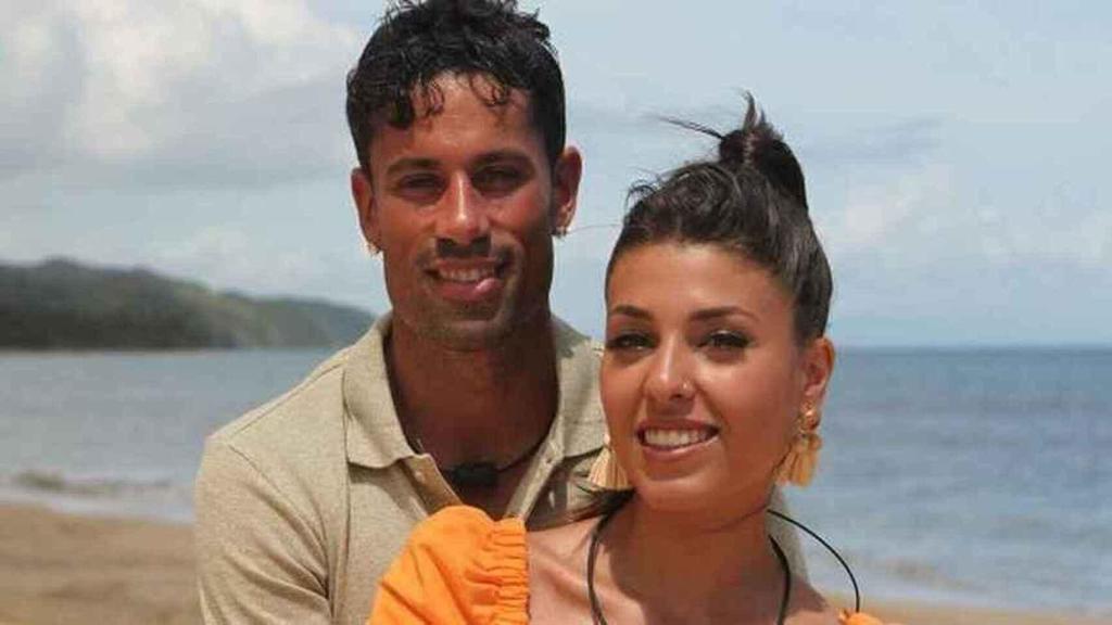 Diego Pérez junto a su novia, Lola.