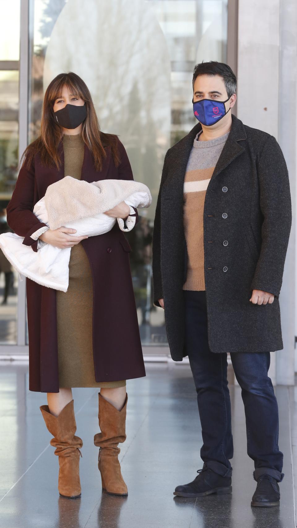 El matrimonio posando con su segundo hijo.