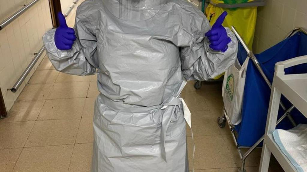 Cynthia, en una noche de trabajo, embutida en un EPI.