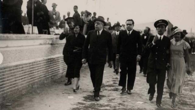 Personalidades republicanas, con Manuel Azaña al frente, durante un acto antes de la guerra.