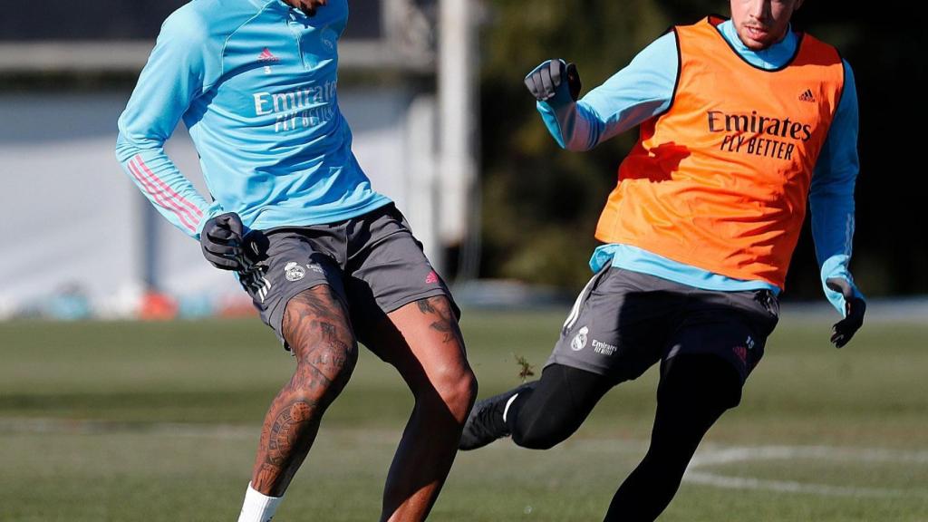 Militao y Valverde disputan una pelota durante el entrenamiento