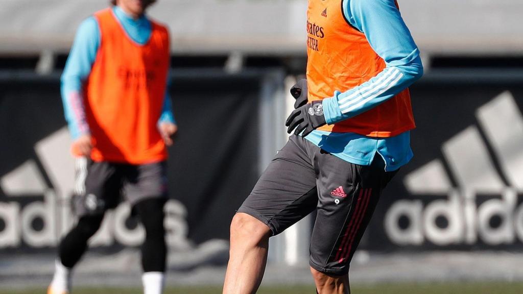 Benzema da un pase en el entrenamiento