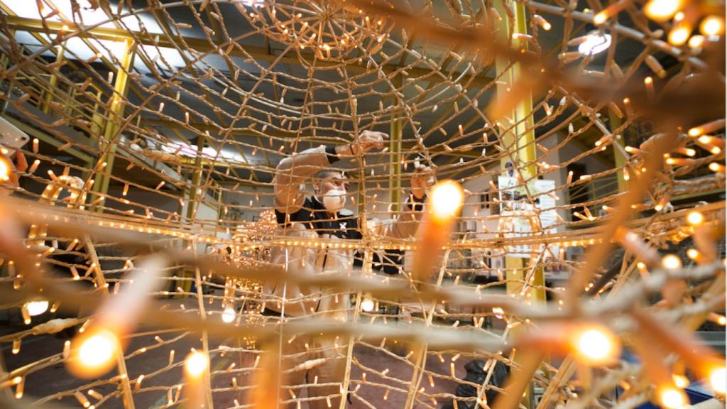 Un operario de Ximenez Iluminación preparando una de sus decoraciones.