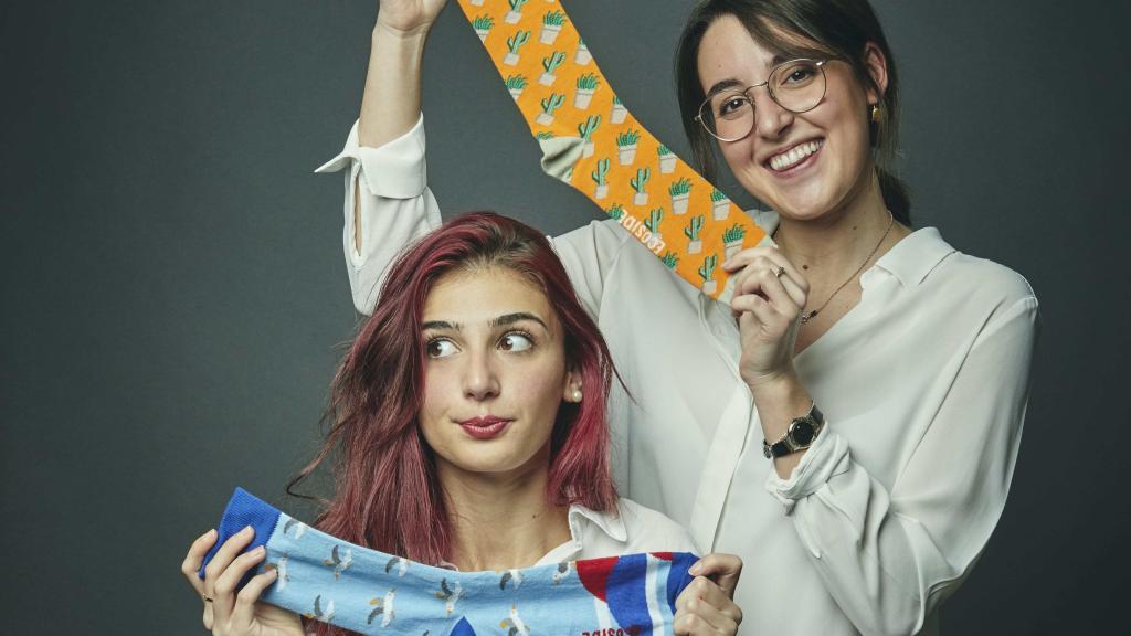 Esther y María, las dos hermanas que han creado MyEcoSide, la empresa de calcetines.