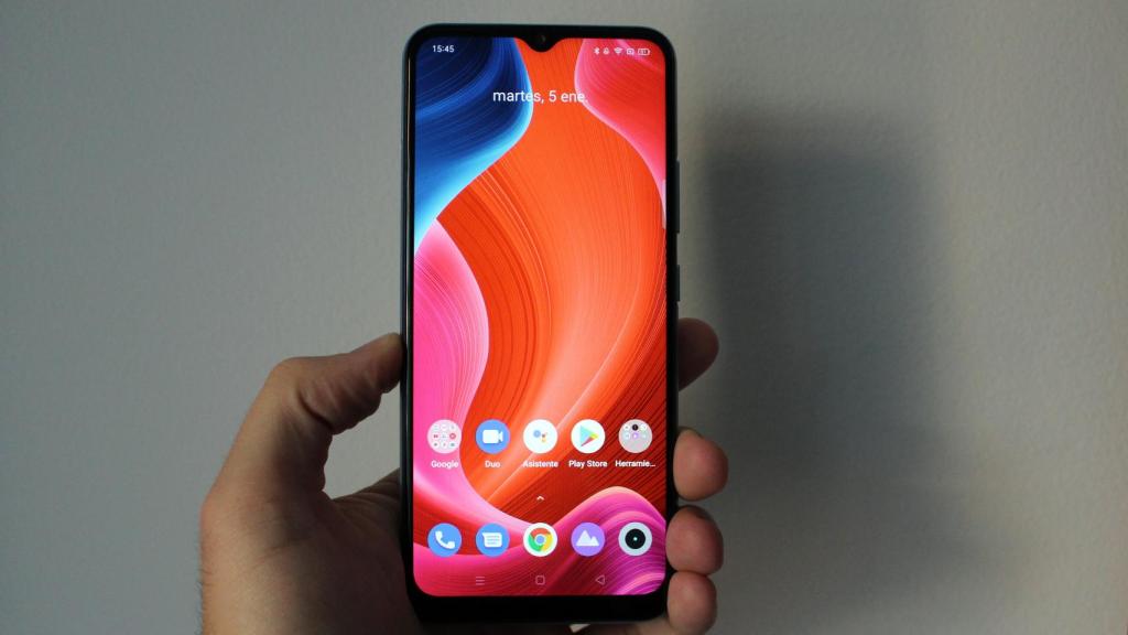 El Realme 7i es un teléfono grande y pesado.