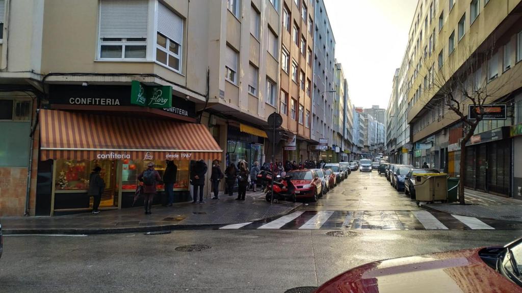 La cola para recoger el roscón de la confitería Flory, en A Coruña, esta mañana.