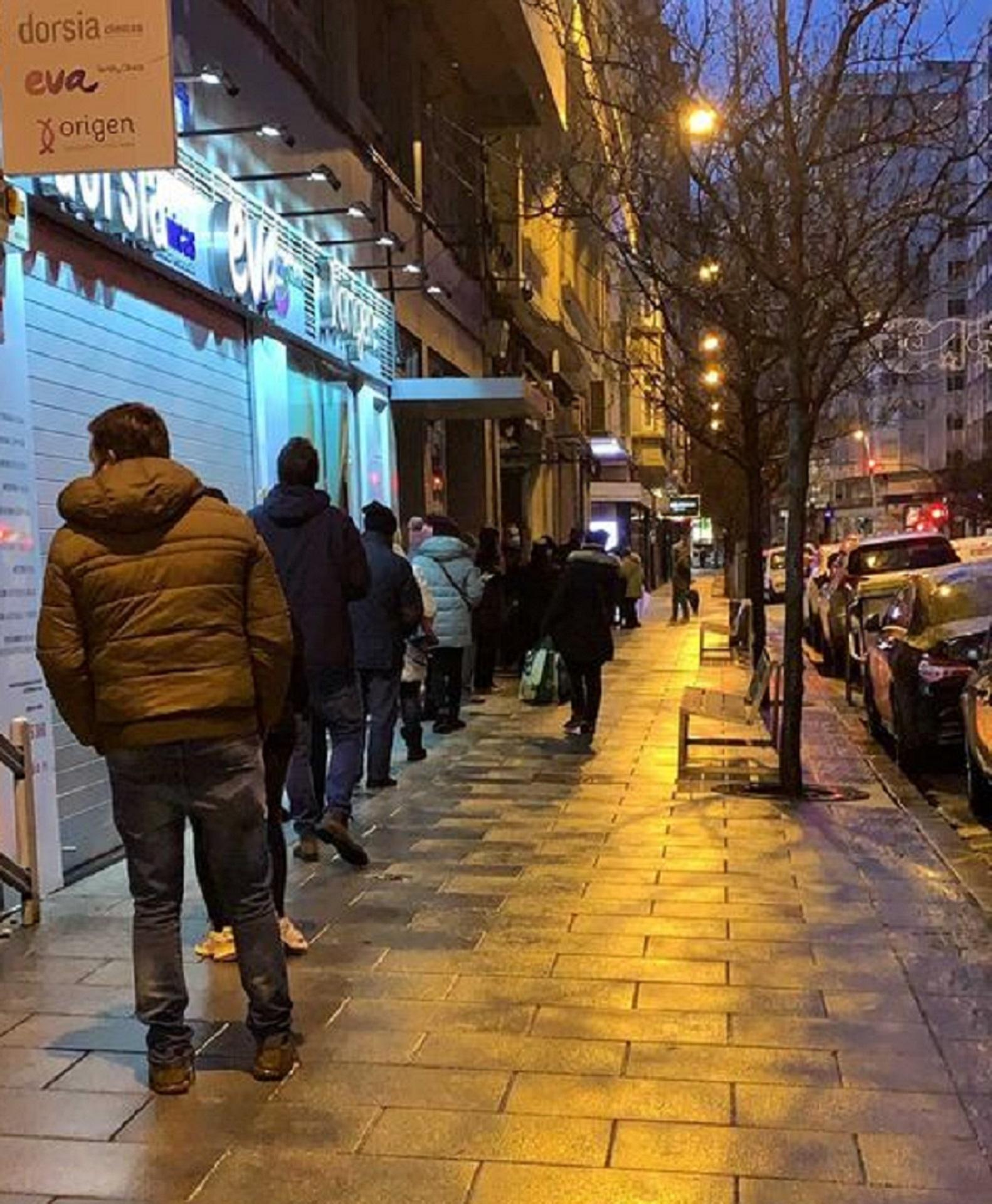 Colas para comprar el roscón de Reyes en la Confitería Glaccé, esta mañana (Cedida).