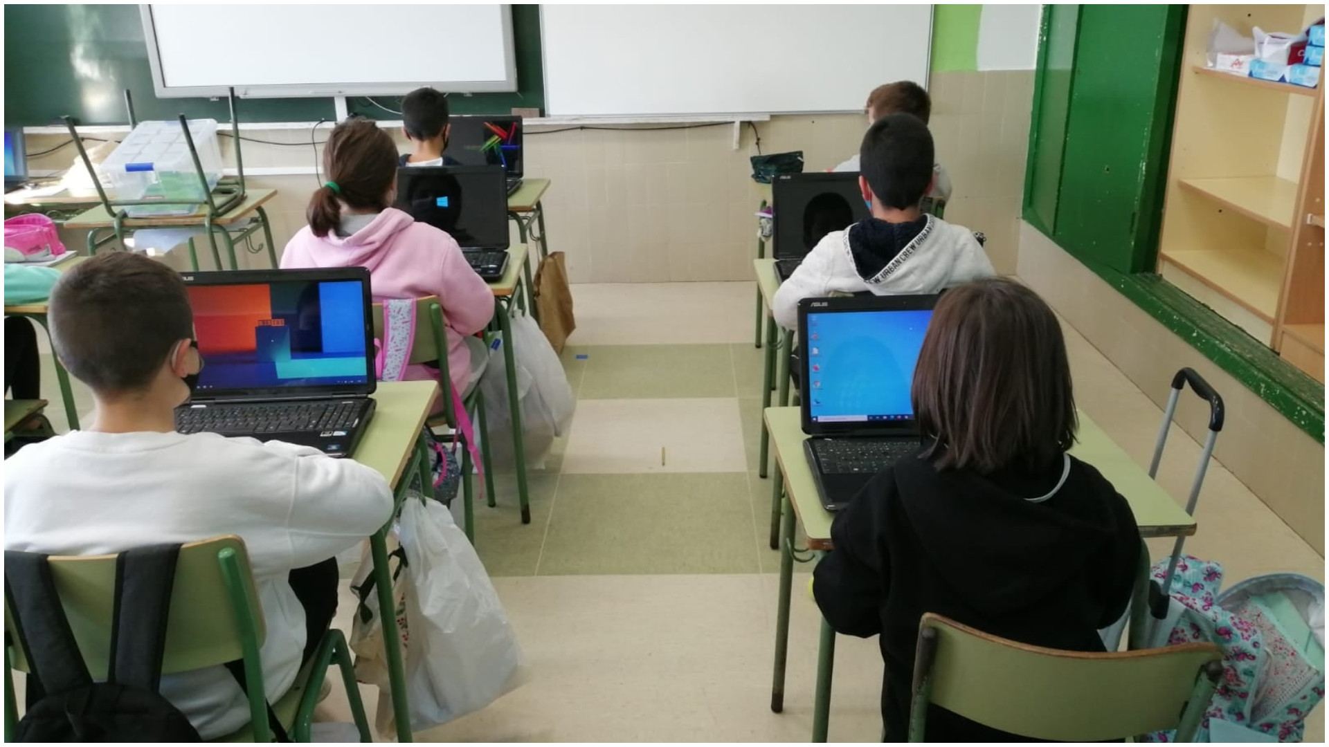 Los niños del CEIP A Xunqueira recibieron varios equipos donados. Foto: ANPA A Xunqueira