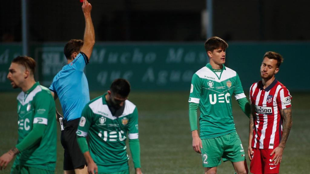 Ricard, jugador del Atlético de Madrid, ve la roja