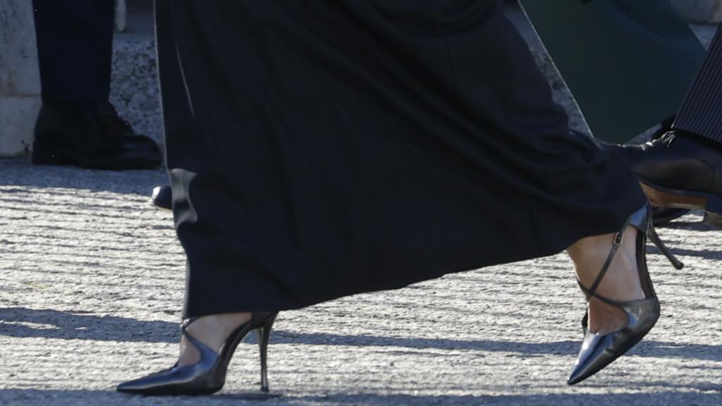 Lo mejor del 'look' de Letizia han sido sus salones en gris mármol de Magrit.