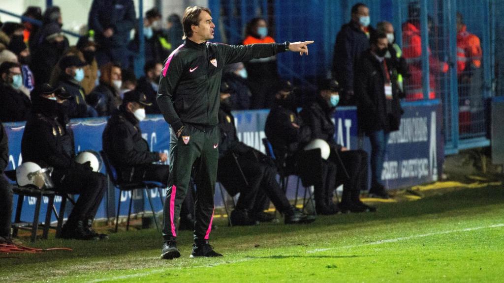 Lopetegui, dirigendo al Sevilla
