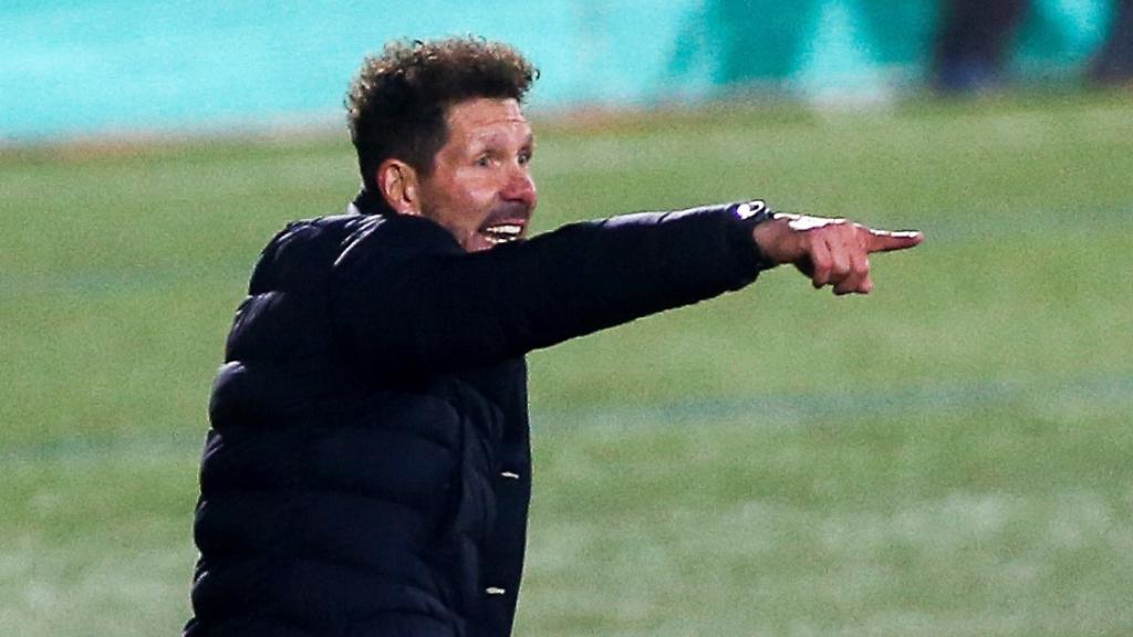 Simeone dando indicaciones