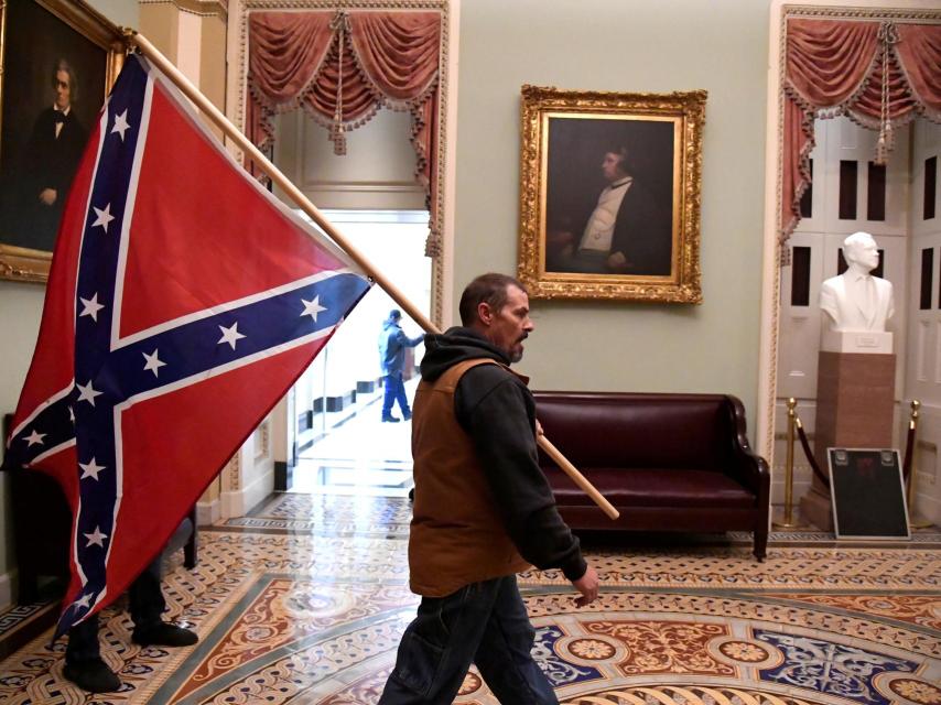 Uno de los manifestantes que asaltó el Capitolio con la bandera confederada.
