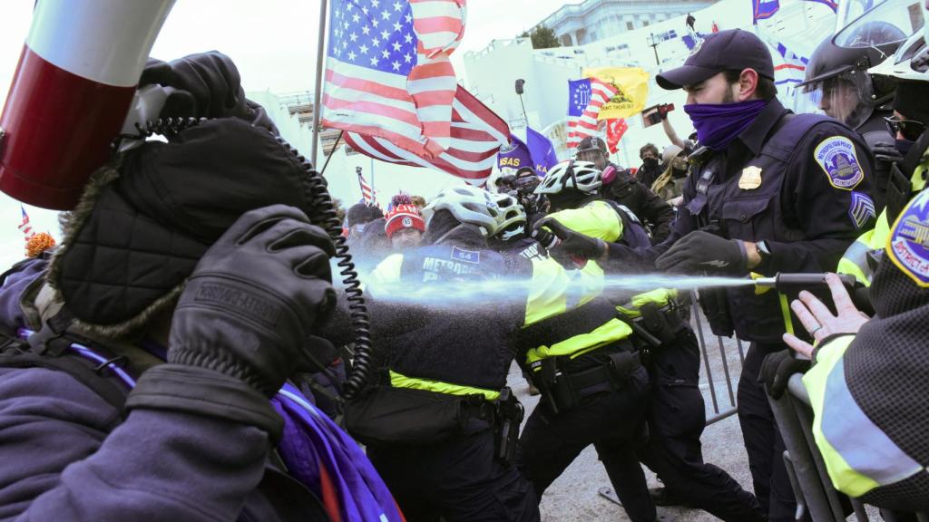 Manifestantes pro Trump irrumpen en el Capitolio y el servicio secreto evacua a Mike Pence. Efe