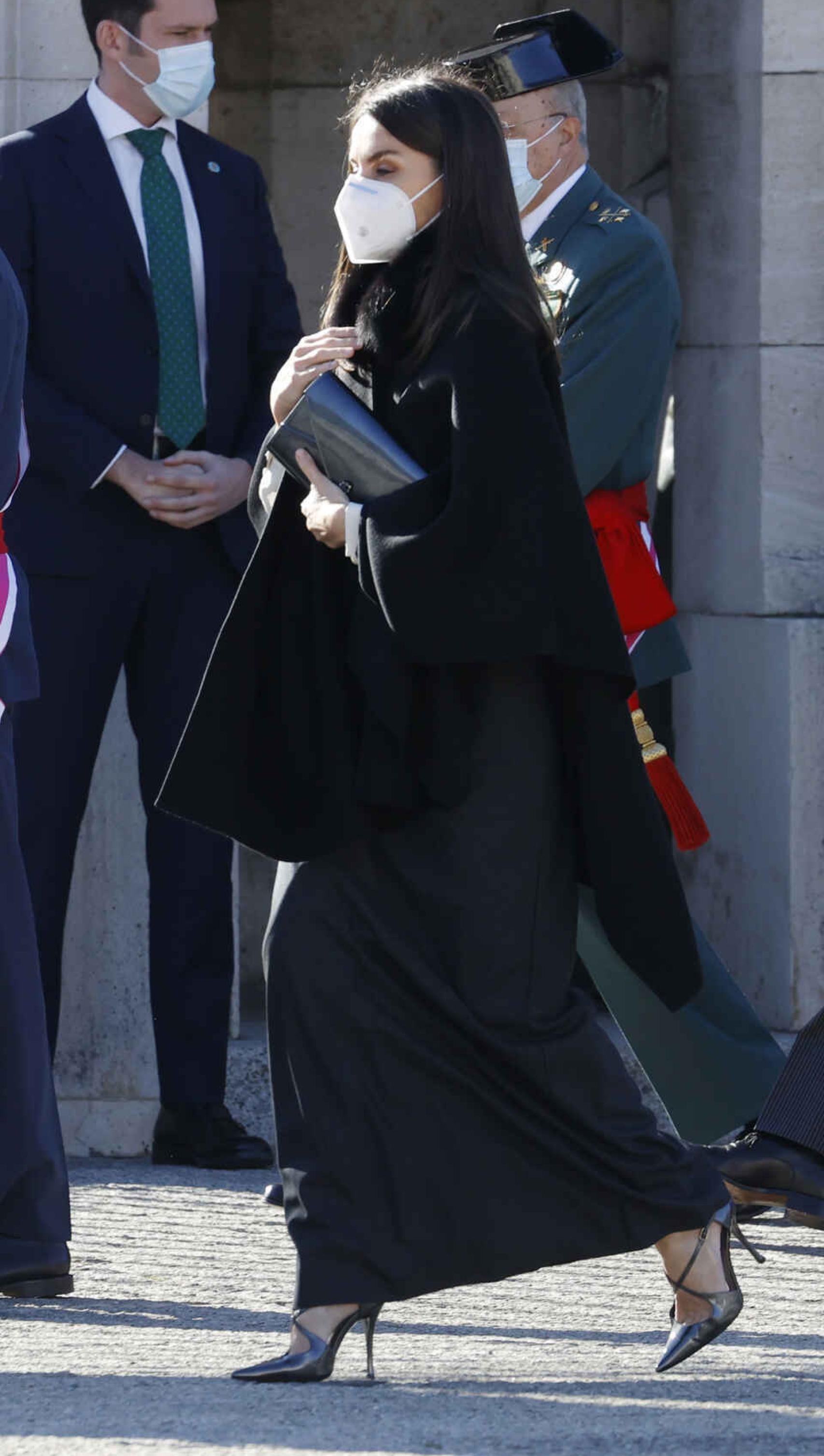 Letizia ha lucido una zapa negra de Zara para protegerse del frío en el exterior.