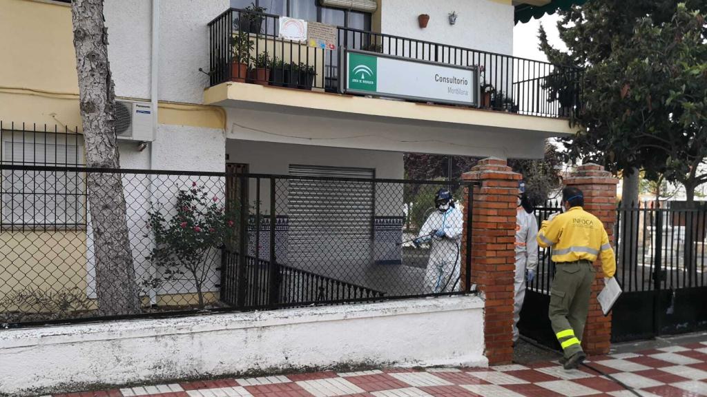 En Montillana desinfectan hasta los portales de las instituciones.