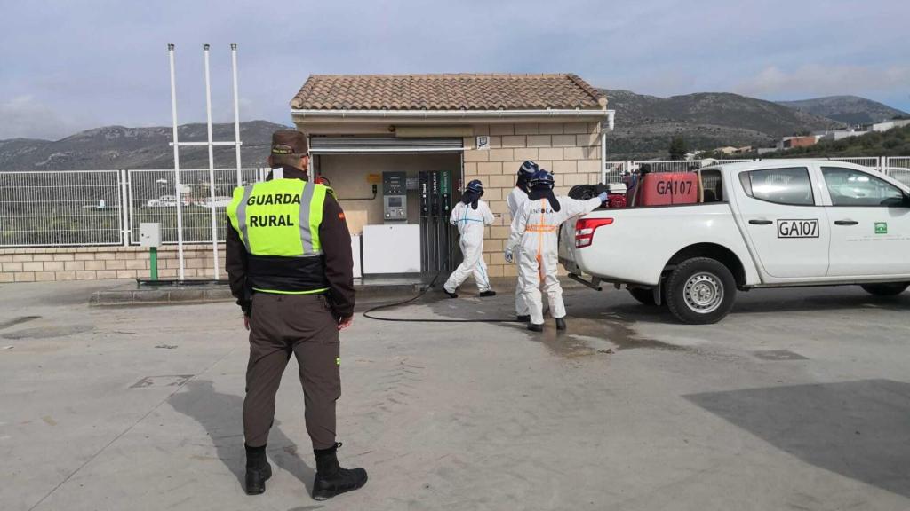 La Policía vigila la desinfección de las calles.