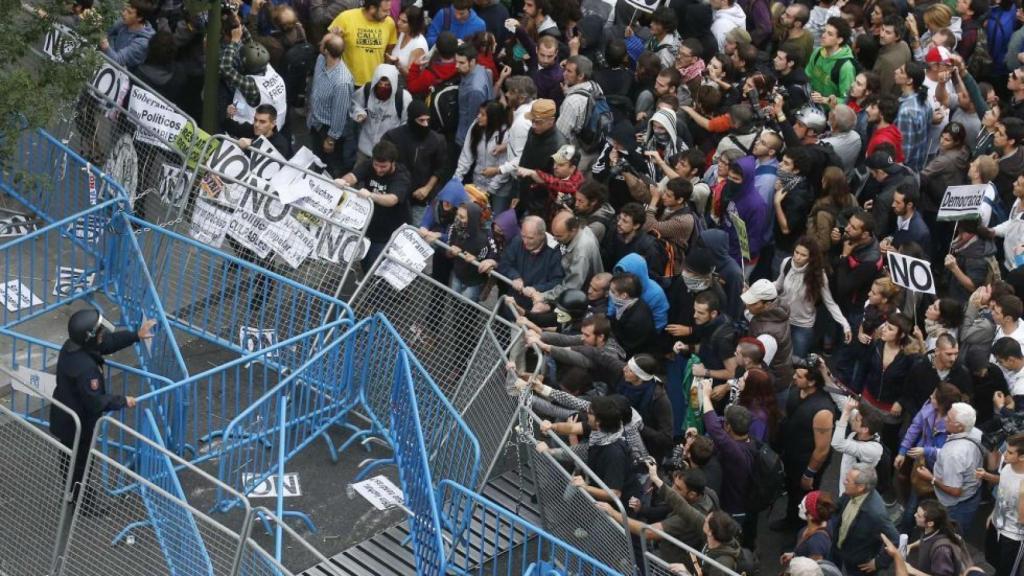 Varios violentos agitan las vallas durante el Rodea el Congreso de 2012.