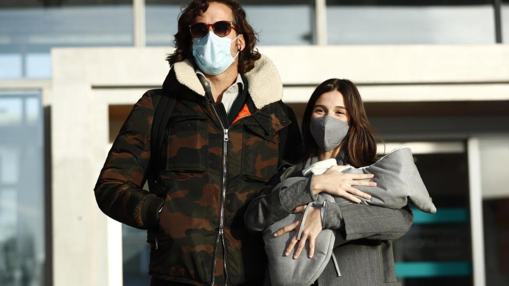 Sandra Gago y Feliciano López, a la salida del hospital con su primer hijo, Darío.